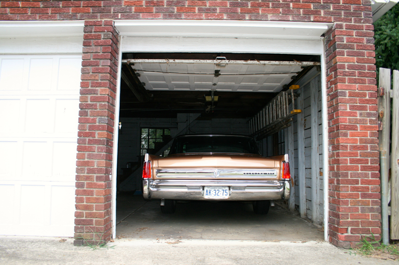 Illustration for article titled What It's Like To Drive Classic V8 Cruisers From Mercedes And Buick